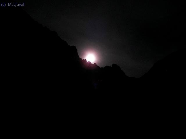 Luna poniendose en las agujas del pico lezat