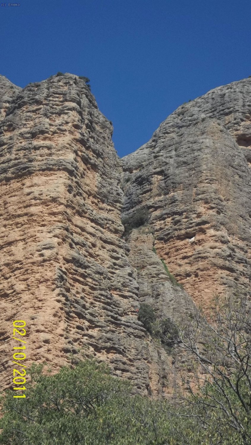 via nueva abierta entre barro por el cobo....."la via de las madres" en el cuchillo....si pillais la rese&ntilde;a kitarle un plus a todos los largos...maximo 6b...