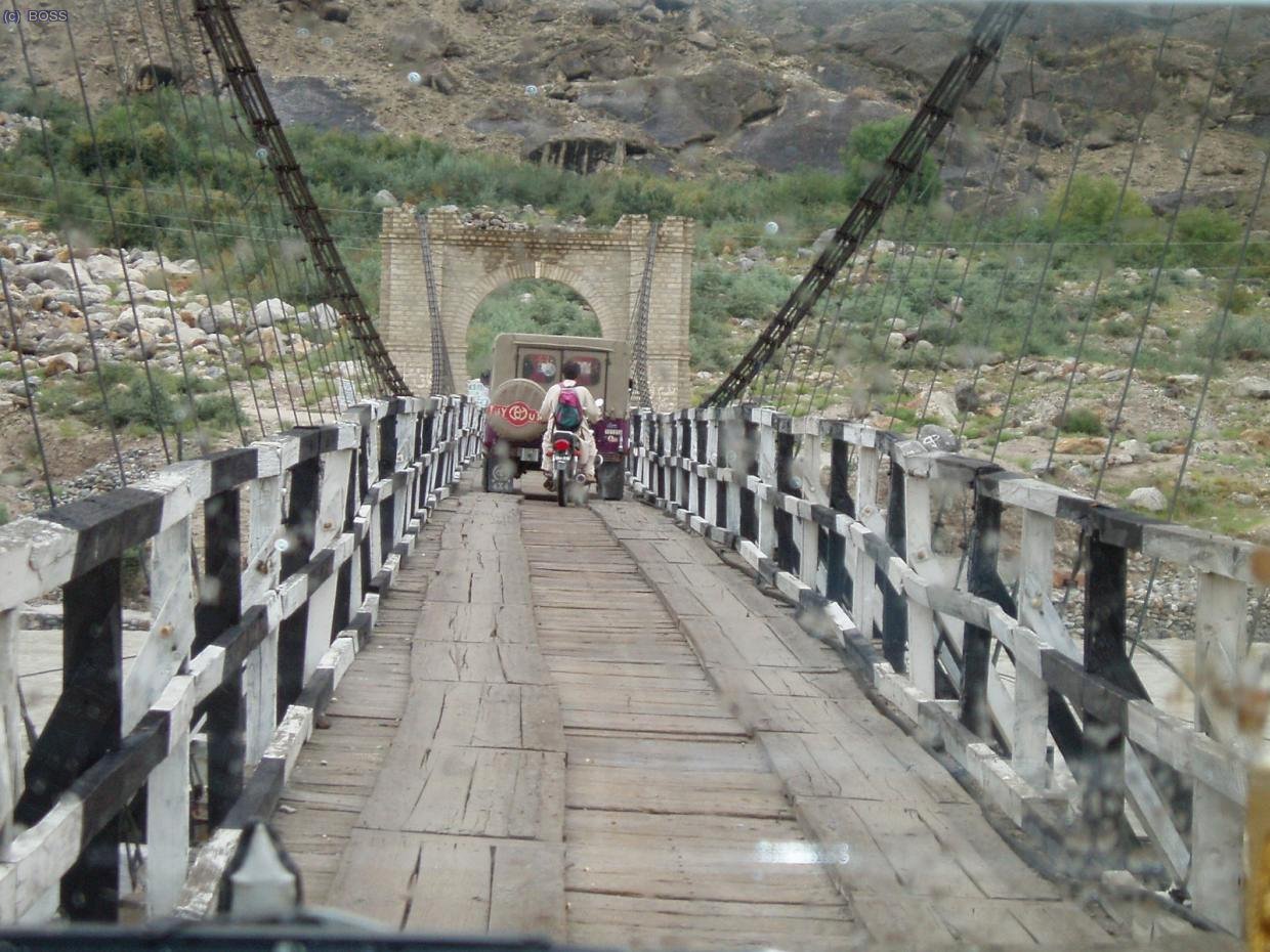 Tipicos puentes cruzando el Indo