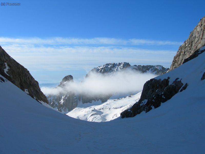 Por abajo, aparecen las primeras nubes...