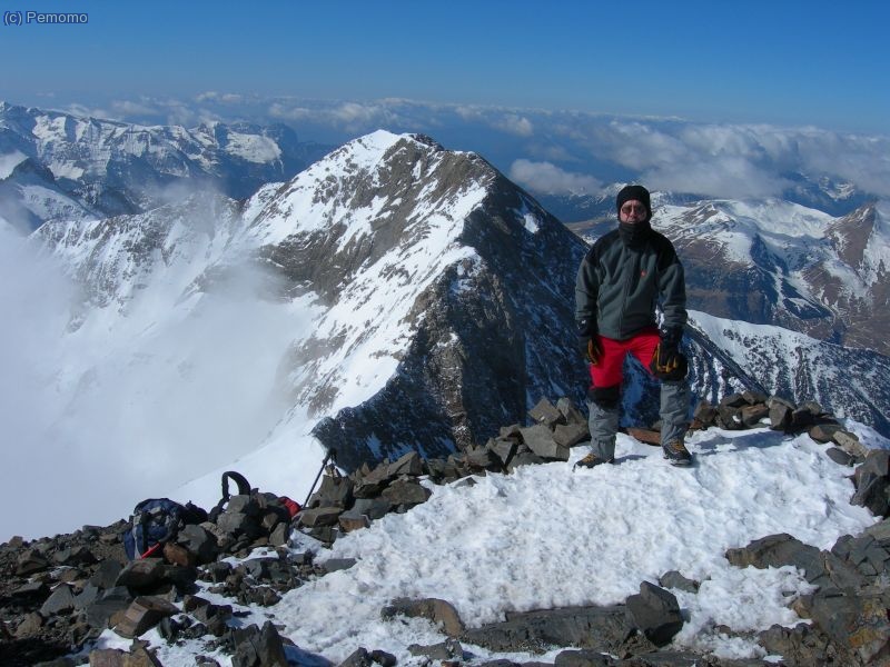 En la cima el Posets (3375m), con Las Espadas al fondo