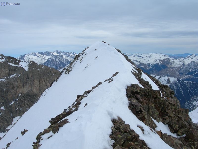 La arista cimera de la Tuca Forau de la Neu, un pel&iacute;n delicada.