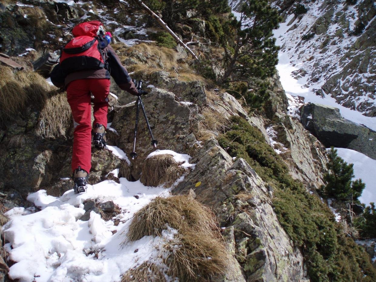 el sendero sube por un barranco, precioso, aereo