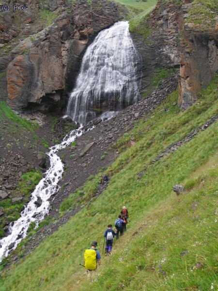 Una cascada, durante la aclimataci&oacute;n al observatorio astron&oacute;mico.