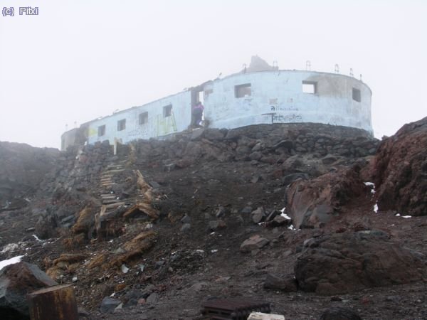 El refugio viejo despu&eacute;s de quemarse.