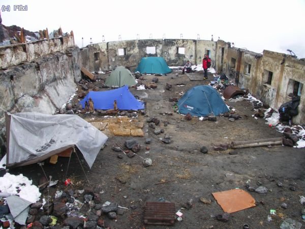 Interior del refugio viejo. Ahora se usa para montar tiendas y estar as&iacute; protegidas del viento.
