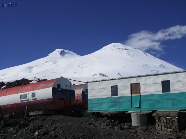 Refugios y Elbrus.
