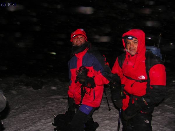 En plena ascensi&oacute;n nocturna y con algo de ventisca.