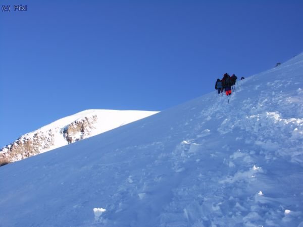 Hacia el collado. Se empieza a ver el cono del cr&aacute;ter.