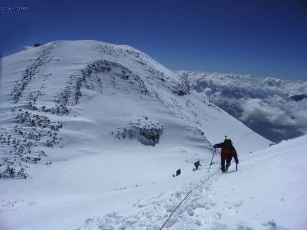 Vista del collado y la cima Este.