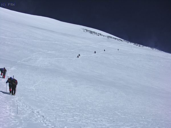 Traves&iacute;a del collado hacia el borde del cr&aacute;ter.
