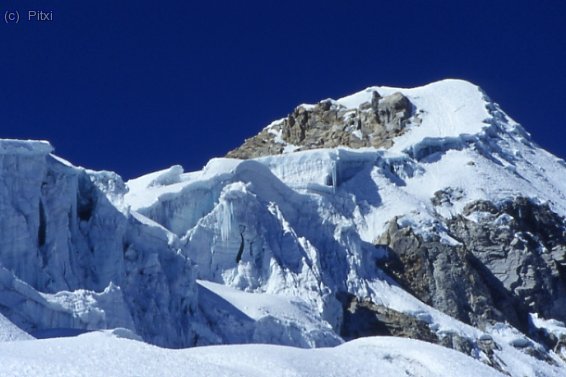 Muros de hielo y cima del Ishinca.