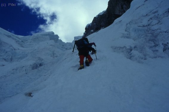 Subiendo por la zona de los seracs hacia el C1.