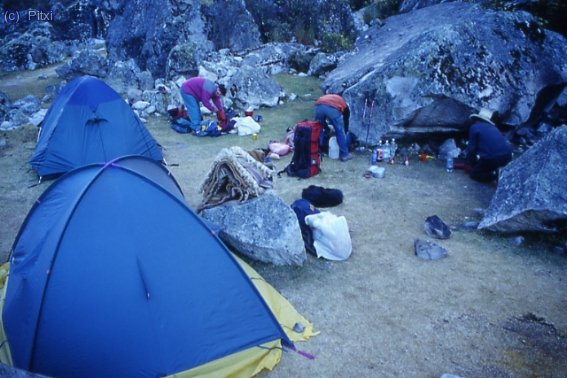Aproximaci&oacute;n al campo base del Alpamayo. Campamento en Llamacorral.