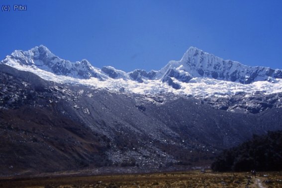 Llegando al campo base del Alpamayo y vista de su cara Este.