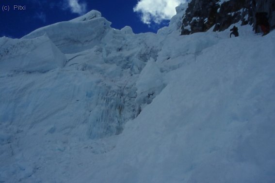Evitando la zona de seracs por la derecha, pegados a la pared (aqu&iacute; es donde un alud se llev&oacute; a parte de la expedici&oacute;n espa&ntilde;ola)
