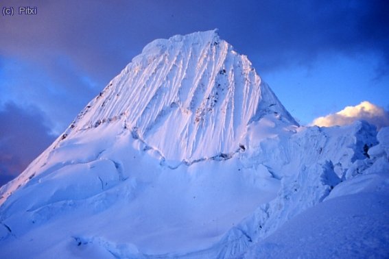 Alpamayo al atardecer.