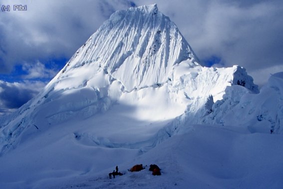 Campo 1 y el Alpamayo impresionante.