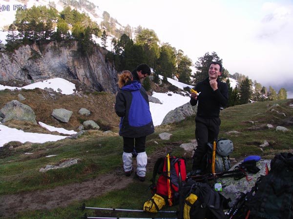 Waldo dándose cosméticos para su carita en el refugio de la Renclunsa. A pesar de salir una hora más tarde que ellos, logré alcanzarles aquí.