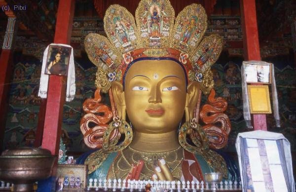 Buda y foto del Dalai Lama en el monasterio de Tikse (el Buda mide dos pisos de altura. La foto muestra la cabeza en el segundo piso del monasterio.