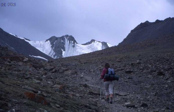 Llegando al campo II (5100 metros), al fondo un buen glaciar en medio de todo el secarral. Daban ganas de ir hacia all&iacute; en vez de ir al Stok
