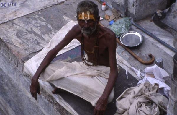 En la India hay muchas personas que renuncian a todo tipo de posesi&oacute;n material, y viven en la calle con lo indispensable. Esto es en Udaipur