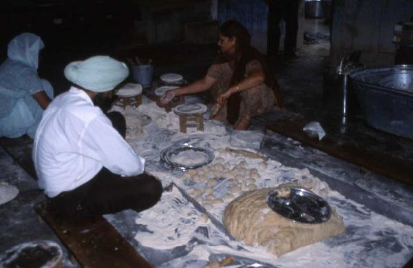 Aqu&iacute; conocimos a un chico de religi&oacute;n sig, que nos ense&ntilde;&oacute; un templo sij, y las obras caritativas que hacen, como &eacute;sta de la foto, que es hacer comida para d&aacute;rsela a todo aqu&eacute;l que la necesite y se acerque a