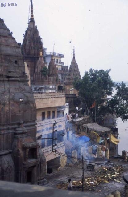 Creamaci&oacute;n a orillas del Ganges en Varanasi. Aqu&iacute; conocimos a un paria, que nos invit&oacute; a asistir a una cremaci&oacute;n, explic&aacute;ndonos todo el ritual.