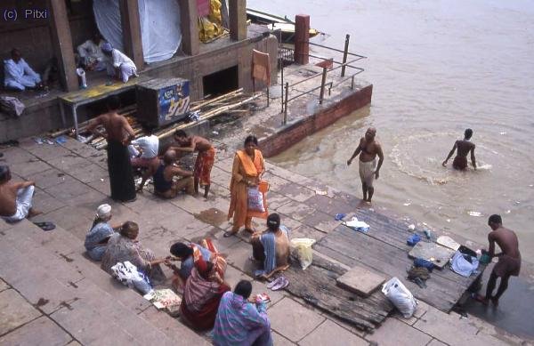 Ase&aacute;ndose en el Ganges para asistir a la cremaci&oacute;n de un familiar en Varanasi