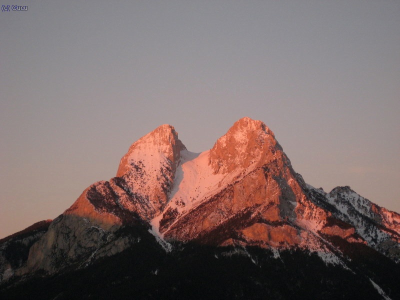El "colorao" ba&ntilde;ando con su luz al Pedra...