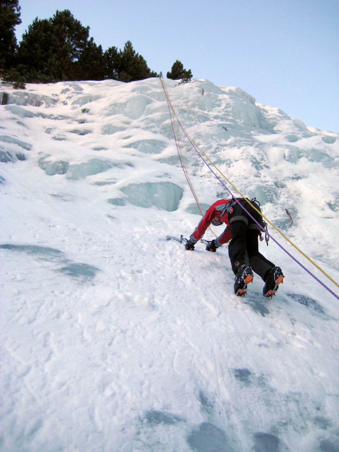el hielo est&aacute; un poco justito, seg&uacute;n por que l&iacute;nea tires, est&aacute; hueco y chorrea agua, por la parte m&aacute;s tiesa est&aacute; bien, y pude colocar tornillos..