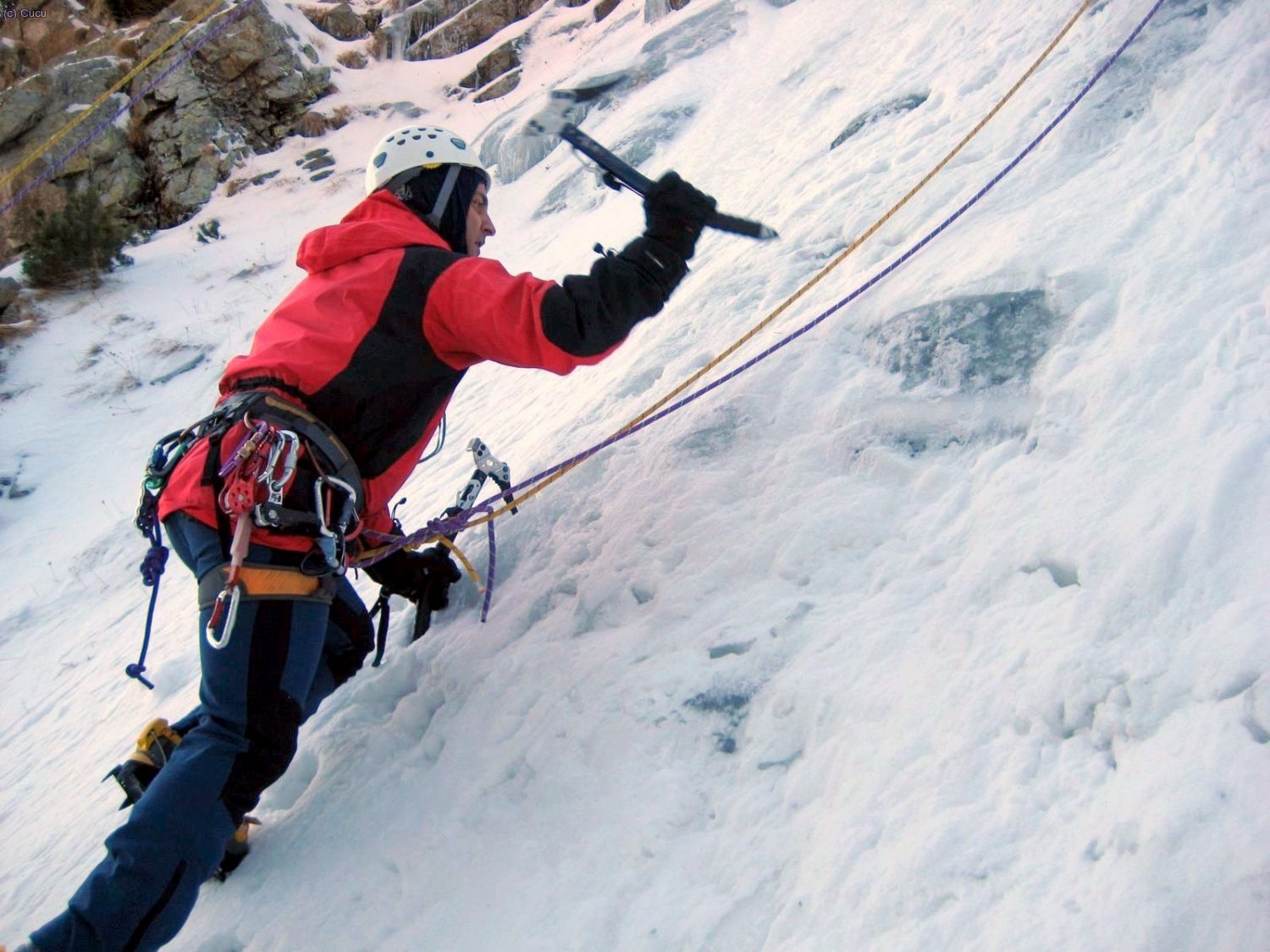 Joan empieza a subir... se puede hacer en top-rope, es una zona ideal para practicar y para empezar a darle al hielo, como pr&aacute;cticas...