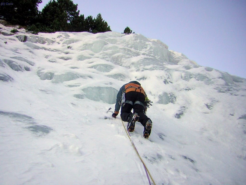 Juer, ya que estoy aqu&iacute;, vamo a probar m&aacute;s a la derecha!! Bingo el hielo est&aacute; bien!!! ufffffff.... pues para arriba, 4 tornillacos de 16 sin problemas y bien colocados en hielo bueno....