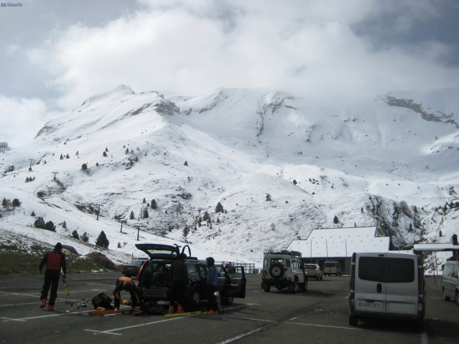 Celer (1900m), assolejat, mentres a la Maladeta es liava parda..
