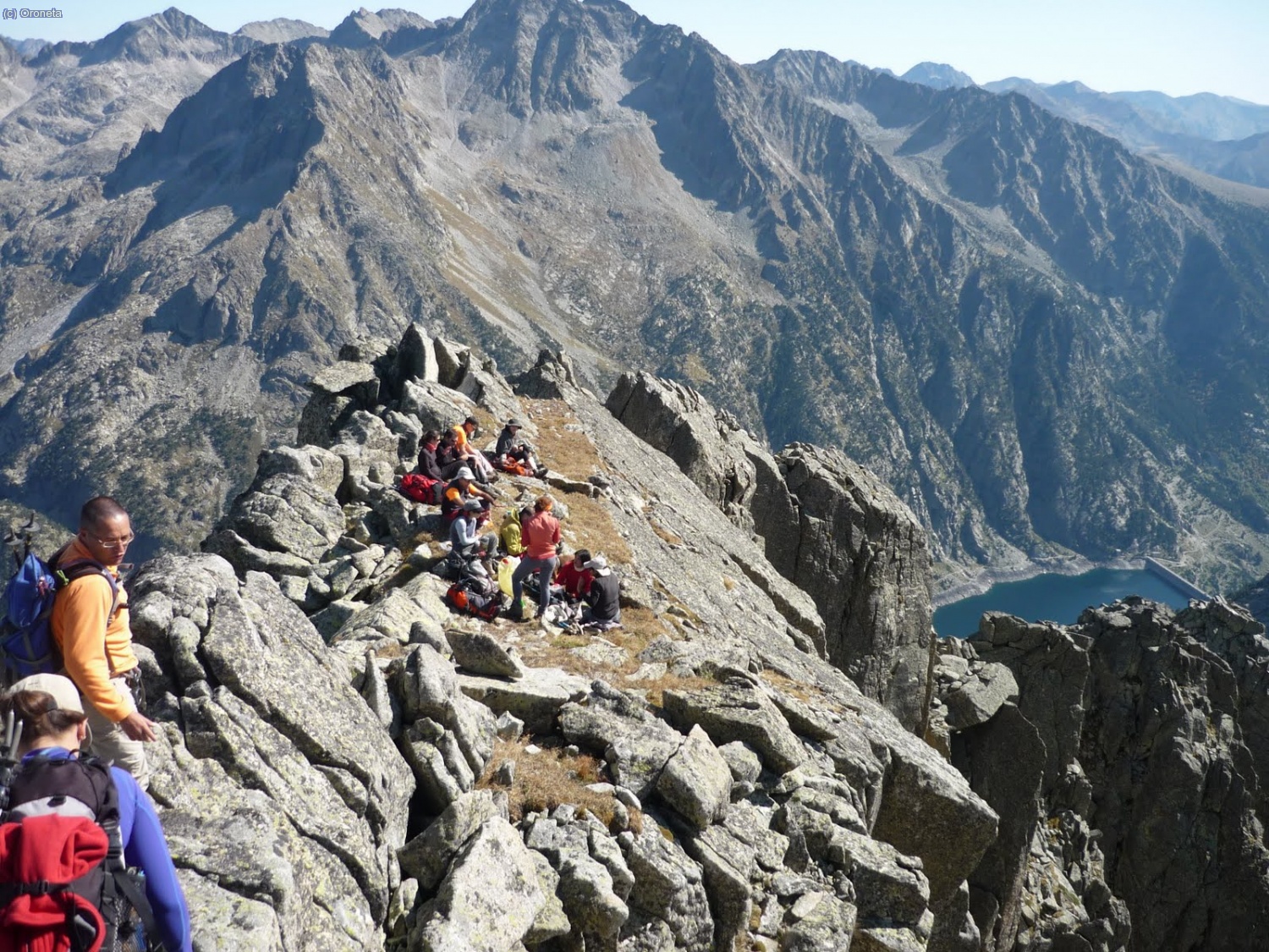 Uff..per fi, cresta feta. Ara solament queda baixar uns 1100 metres fins Cavallers