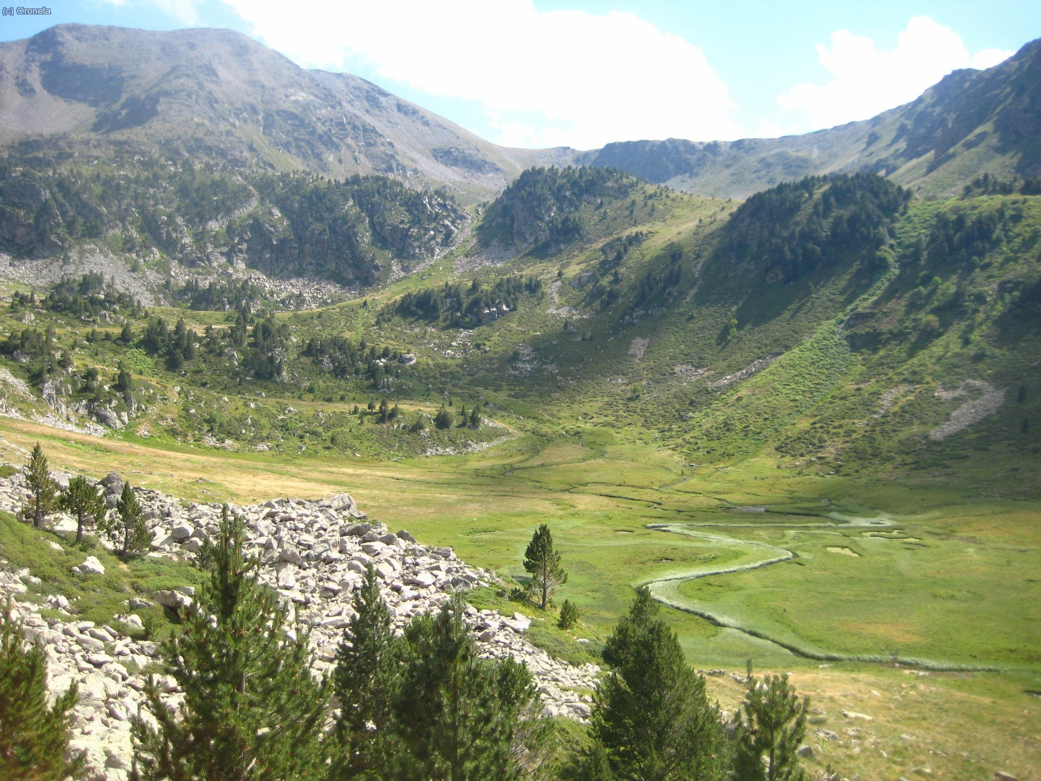 Arribada al pla on est&agrave; el refugi del Siscar&oacute;, pel GR7