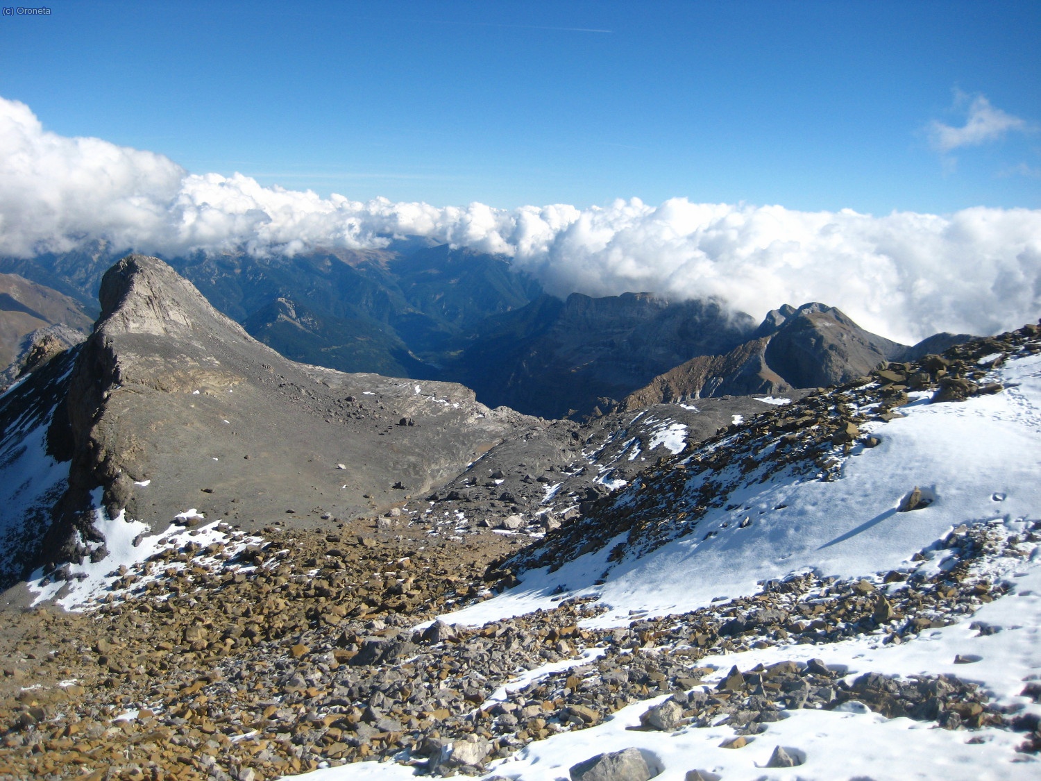prenem el cami del cuello de monte perdido. Al nord, la muntanya canvia