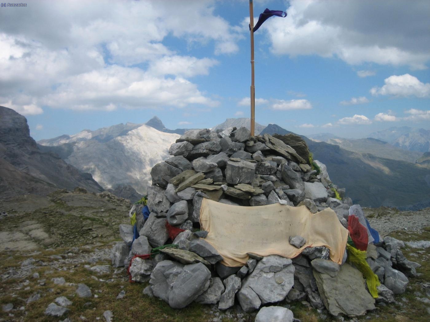 mojón con banderines.