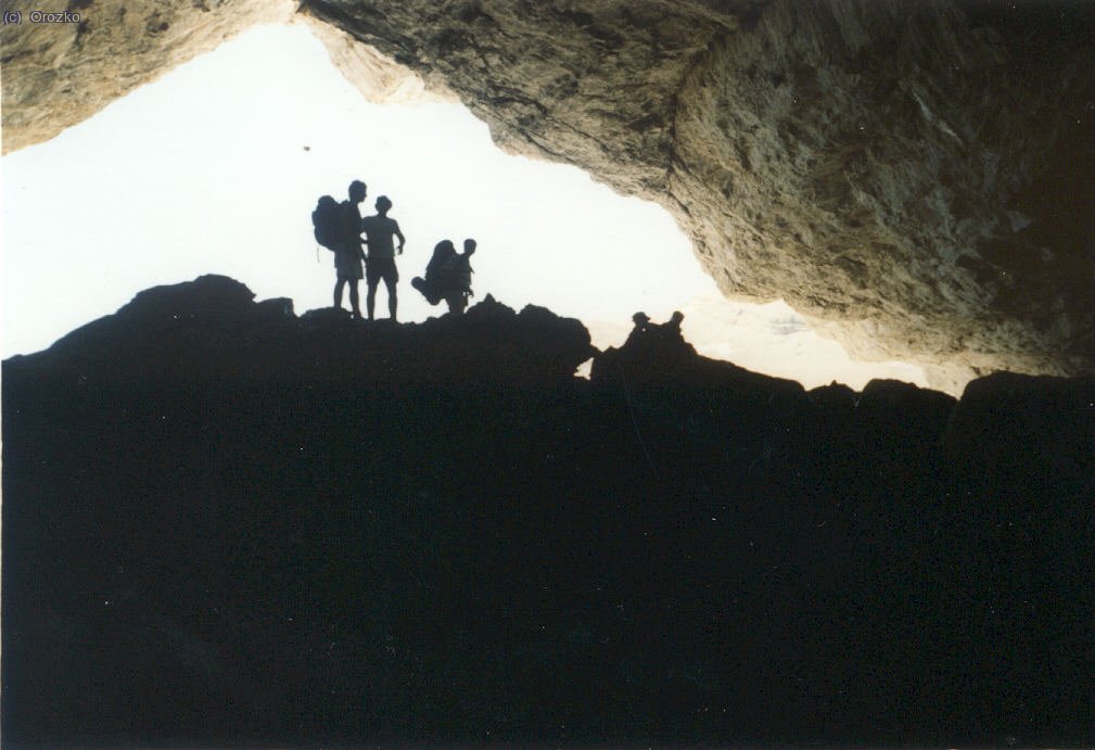 Entrada a la gruta helada, este a&ntilde;o ya estaba montada la barrera de prohibicion del paso. En el 96 pudimos entrar.
ver foto 1996: http://www.madteam.net/fotografia/ver.php/33506/