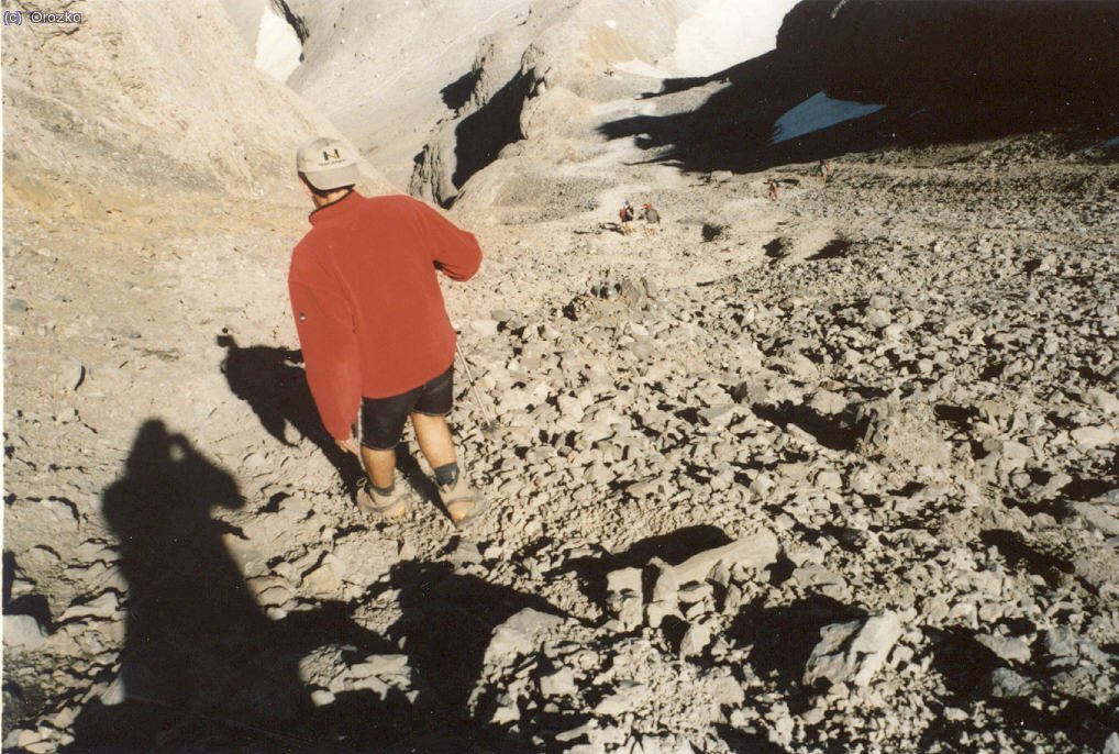 Unai bajando la &uacute;ltima cuesta al monte perdido sobre el lago helado.