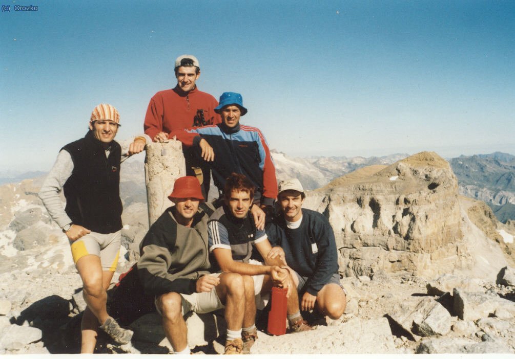 Cima del monte perdido con el cilindro a nuestras espaldas.
3.355m.
FACIL
