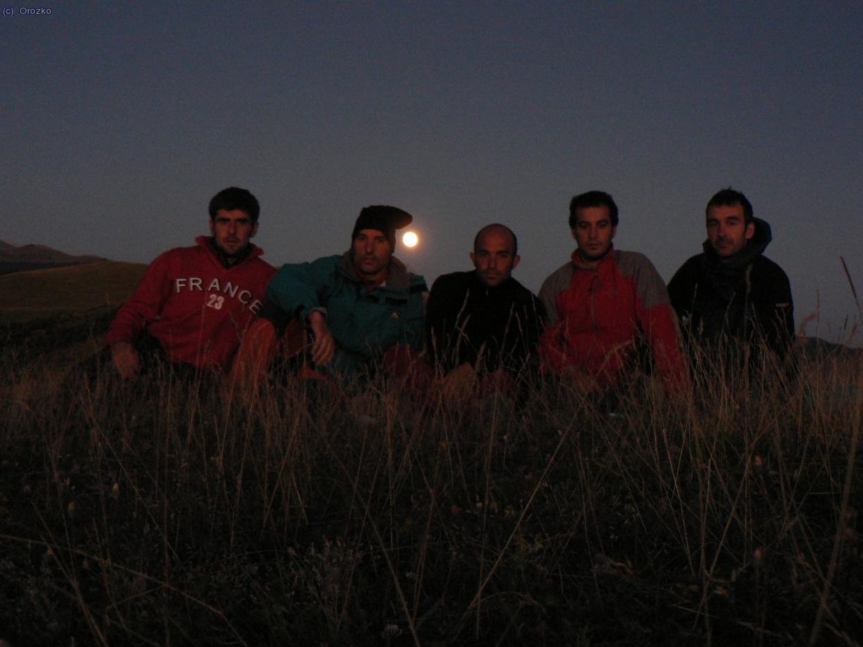 La &uacute;ltima noche que pasamos, con luna llena sobre Otxagabia.
En la loma Lakuaga 1.415m.
