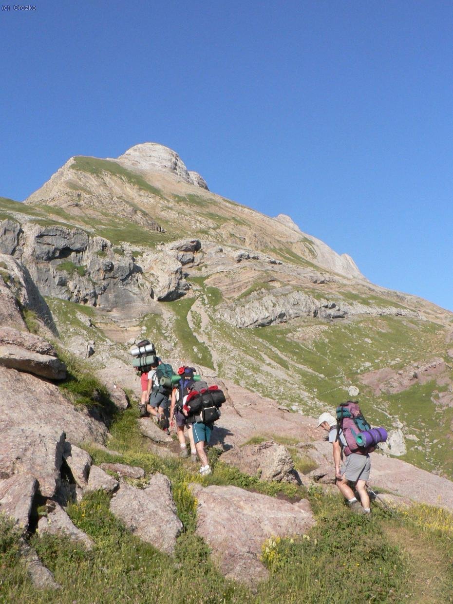 Subiendo al collado de las Cabretas sobre Aguas Tuertas.
