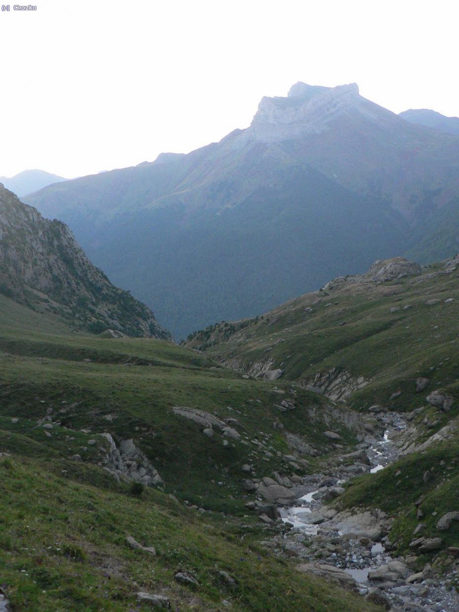 Subida al collado de Estriviella sobre la selva de oza.