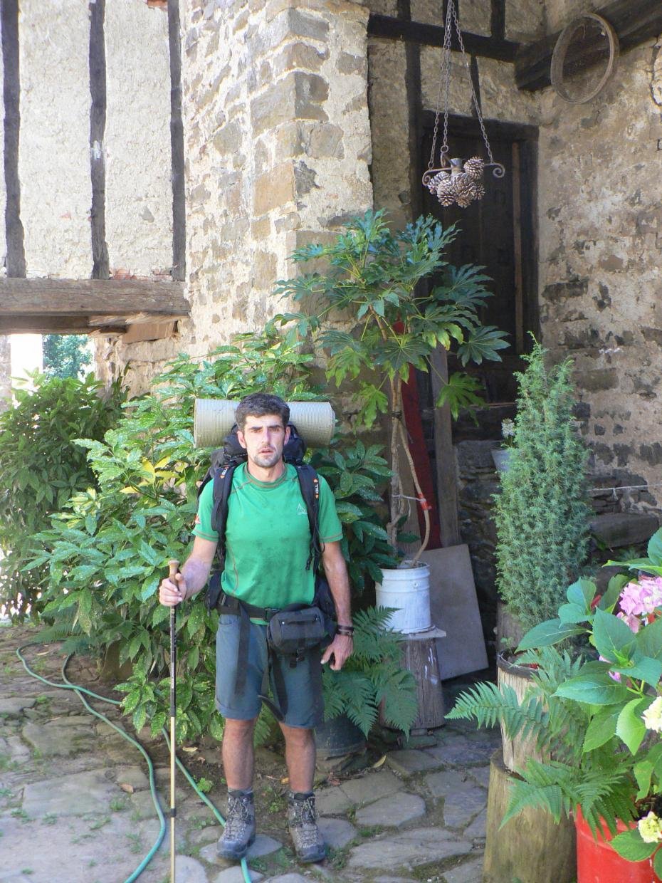 Unai en la Hermita de Santa Idoia.