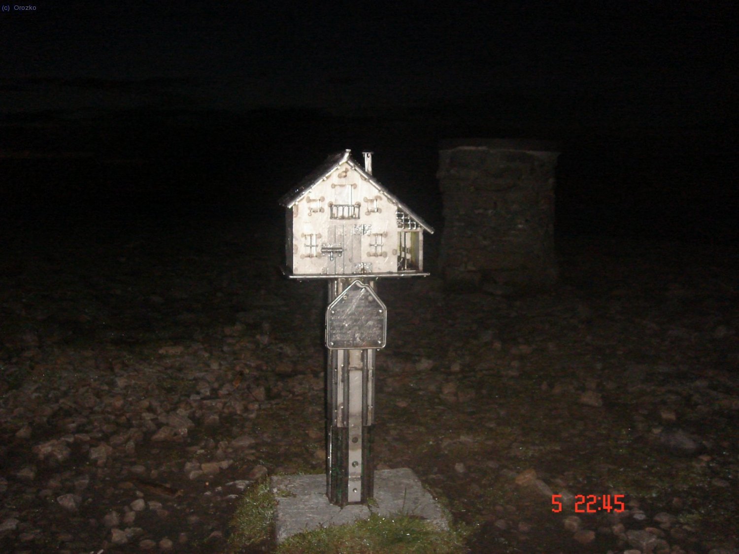 Buzon de la cruz de Gorbeia de noche.
