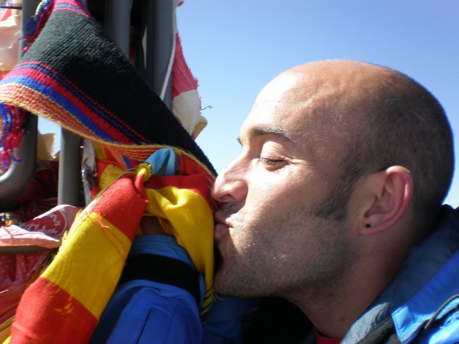 Borja, de Bilbao y del Athletic de toda la vida, besando la bandera catalana y la bufanda del barca en la cima de la Pica de Estats.