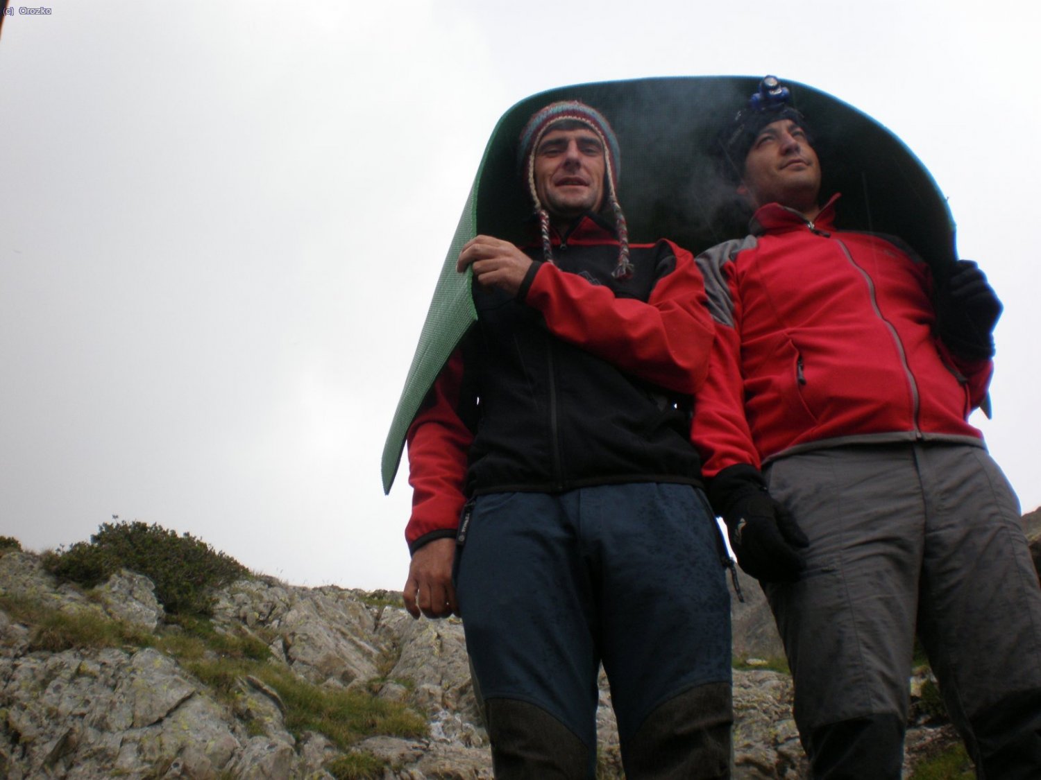 Unai y Jagoba refugiandose de la lluvia.