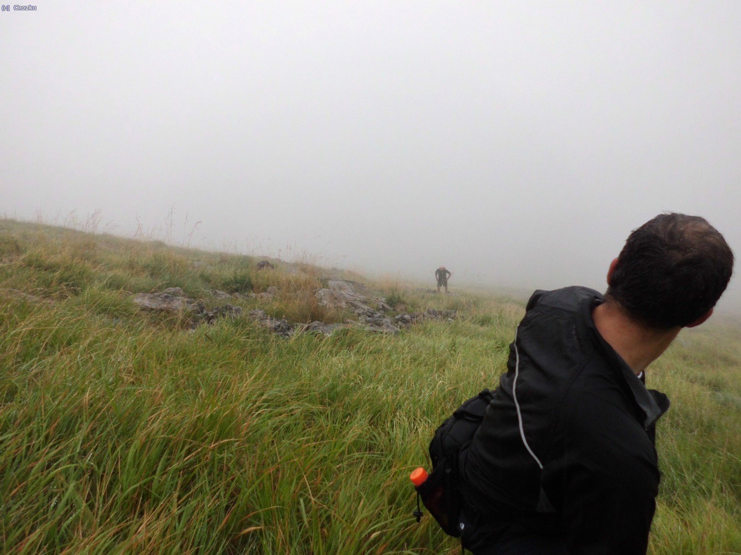 Subida por la Pe&ntilde;a de Itxina buscando el collado de Atxaragun. La niebla nos desvi&oacute; de la senda.