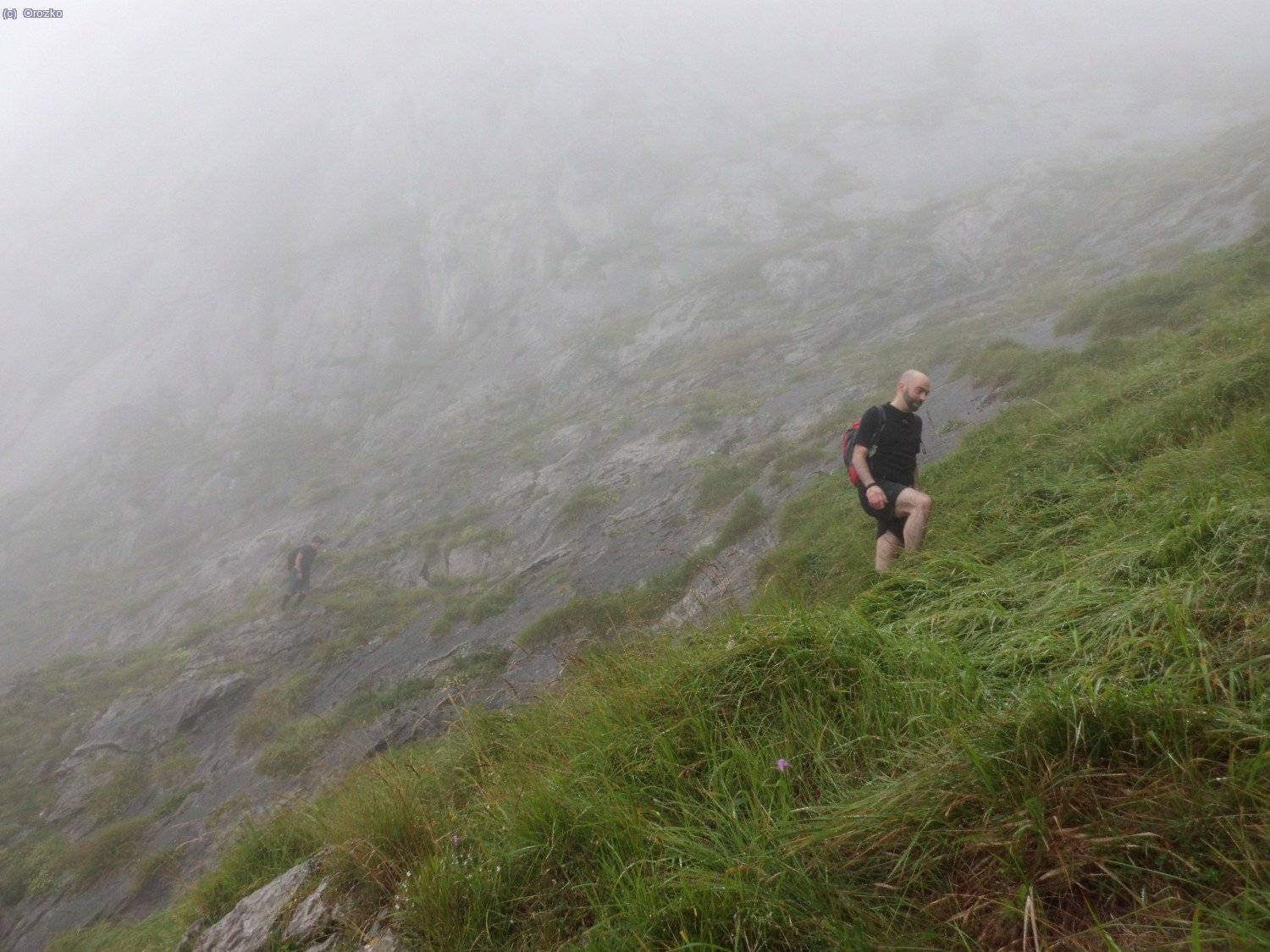 Subida por la Pe&ntilde;a de Itxina buscando el collado de Atxaragun. La niebla nos desvi&oacute; de la senda.